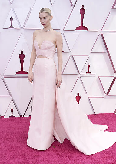 Top: Vanessa Kirby begeistert in einem weißen Kleid mit Cut-outs. Kühl, düster und cool!