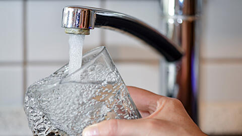 Das Umweltministerium berfürchtet, dass die Qualität des Münchner Trinkwassers durch die Regelungen in Miesbach schlechter werden könnte. (Symbolbild)