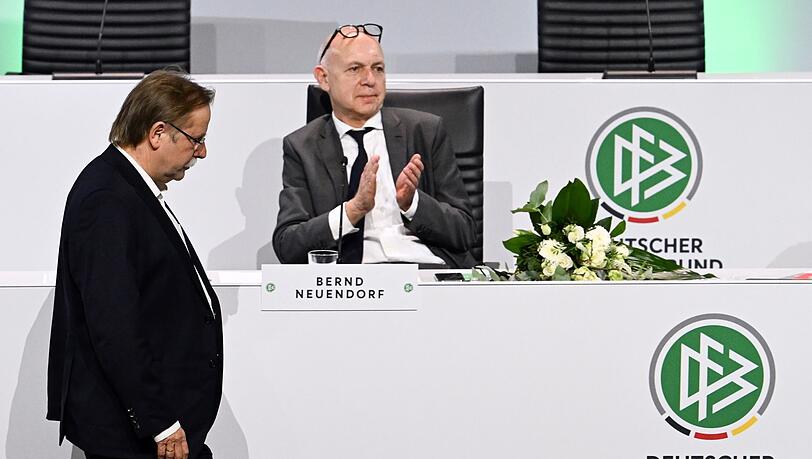 Rainer Koch (l), Kandidat für das Amt eines Vizepräsidenten, geht an Bernd Neuendorf vorbei.