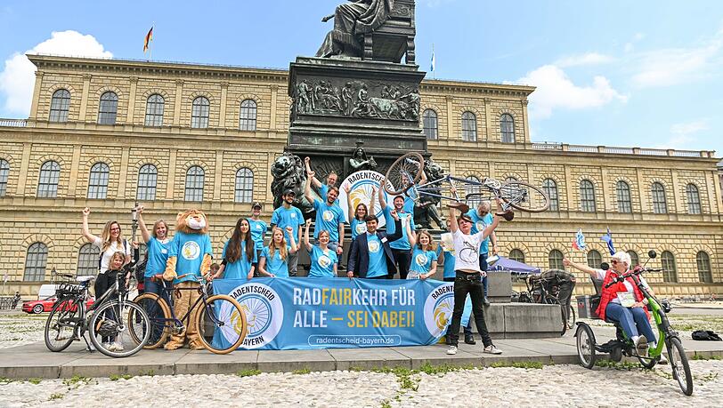 Aktivisten und Unterstützer des Volksbegehrens "Radentscheid Bayern" stehen am Max-Joseph-Platz für ein Gruppenfoto zusammen.