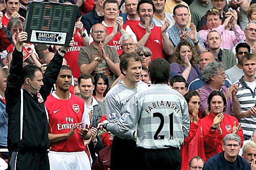 Jens Lehmann (2.v.r.) wird zu seinem 20-minütigen Abschiedsspiel eingewechselt