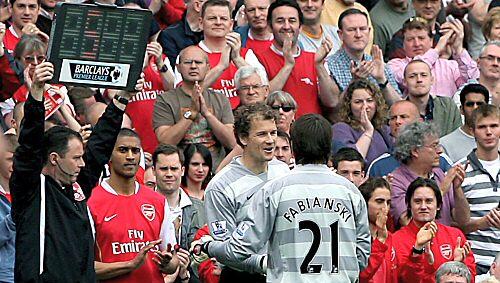 Jens Lehmann (2.v.r.) wird zu seinem 20-minütigen Abschiedsspiel eingewechselt Jens Lehmann (2.v.r.) wird zu seinem 20-minütigen Abschiedsspiel eingewechselt