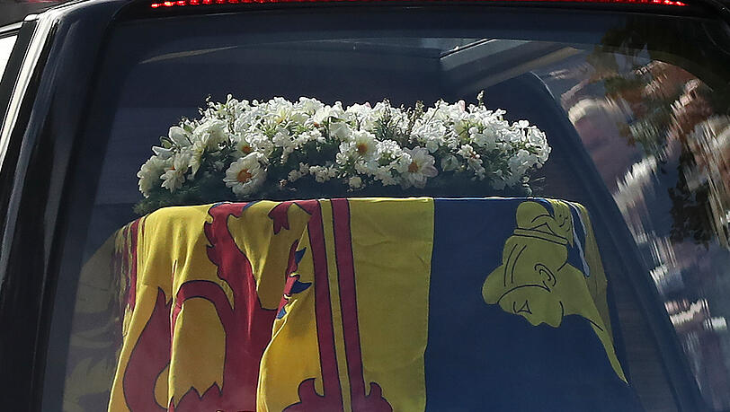 Der Leichenwagen mit dem Sarg von Queen Elizabeth II.. Der Leichenwagen mit dem Sarg von Queen Elizabeth II..