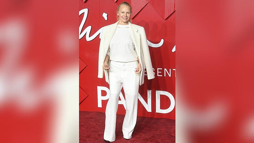 Schauspielerin Pamela Anderson bei den British Fashion Awards 2023 in London.