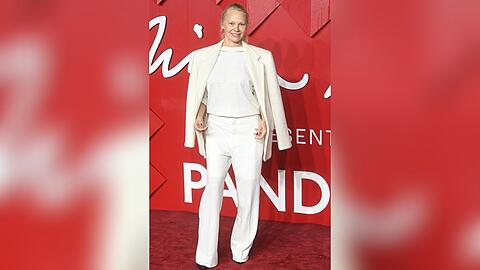 Schauspielerin Pamela Anderson bei den British Fashion Awards 2023 in London.