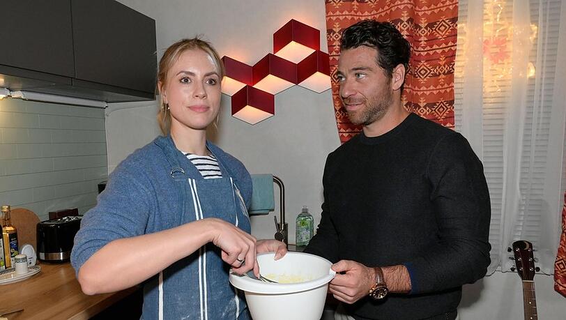 "GZSZ": Carlos wundert sich, wie ernsthaft Zoe ihre Mutterpflichten nimmt.