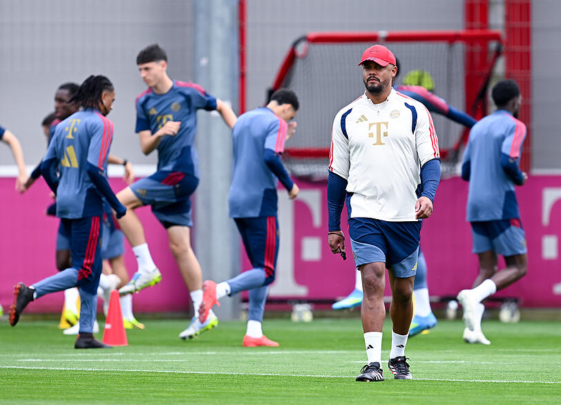 Neues Trainer-Shirt, gewohnter Fokus, verl&auml;ssliche Spiel-DNA: Bayern-Trainer Vincent Kompany w&auml;hrend des Abschlusstrainings an der S&auml;bener Stra&szlig;e.