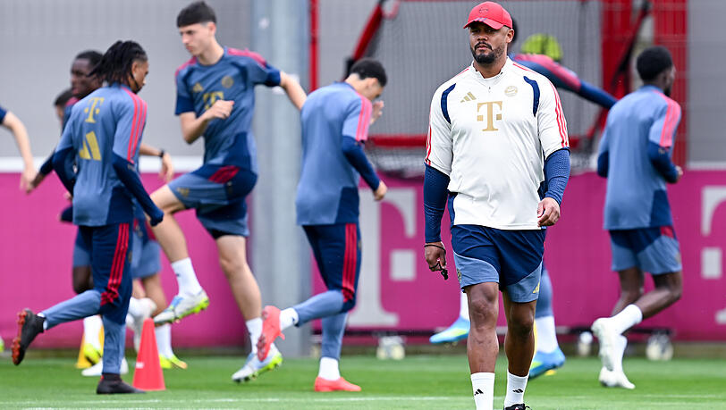 Neues Trainer-Shirt, gewohnter Fokus, verl&auml;ssliche Spiel-DNA: Bayern-Trainer Vincent Kompany w&auml;hrend des Abschlusstrainings an der S&auml;bener Stra&szlig;e.