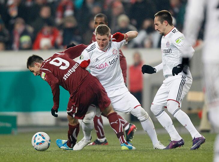 Fünf Minuten waren gespielt im Viertelfinale des DFB-Pokals der Bayern in Stuttgart. Bastian Schweinsteiger im Zweikampf mit Stuttgarts Niedermeier.