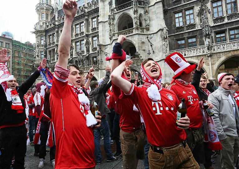 Die Bayernfans sind bereit für einen außergewöhnlichen Fußballabend. Bei brittischem Wetter und bayerischem Bier präsentieren sie die Fans lautstark am Marienplatz. Die besten Bilder.