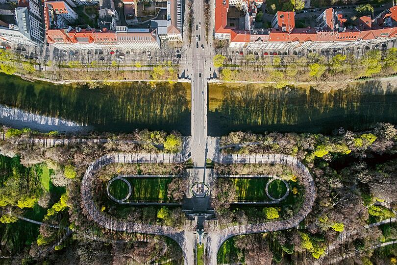 Wie Bruder und Schwester liegen sie da: die Isar und die Maximiliansgärten.