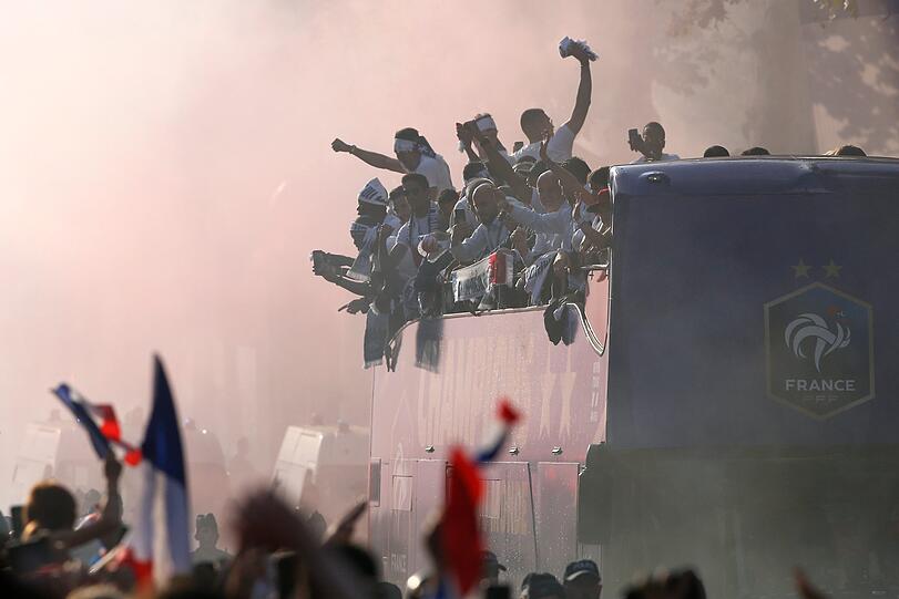 Hunderttausende feierten am Montag die Fußball-Weltmeister nach ihrer Ankunft auf den Pariser Champs-Élysées.