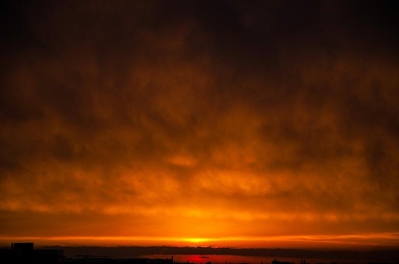 Der Sonnenuntergang nach einem Sturm, bewundert in Ramersdorf-Perlach.