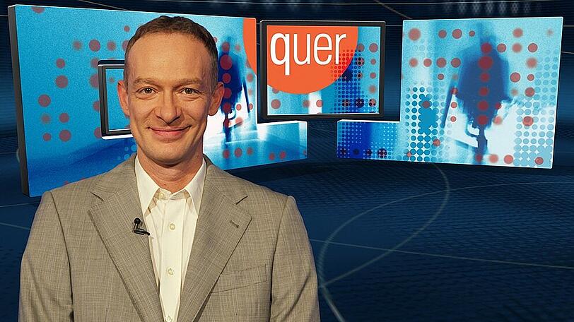 &bdquo;Quer&ldquo;-Moderator Christoph Süß führt durch die Ausstellung.
