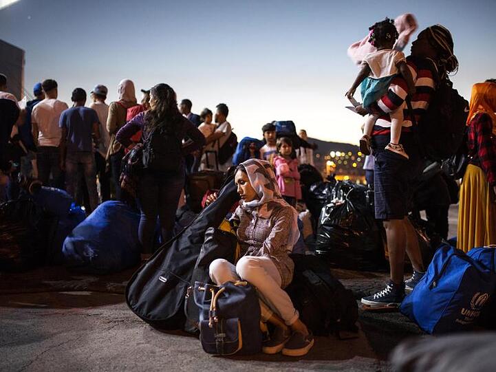 Eine Asylsuchende wartet darauf, vom Hafen von Mitilini mit einer Fähre nach Athen zu gelangen.