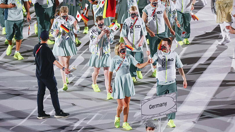 Als Zeichen der Gleichstellung trug das Duo Laura Ludwig und Patrick Hausding gemeinsam die deutsche Fahne.