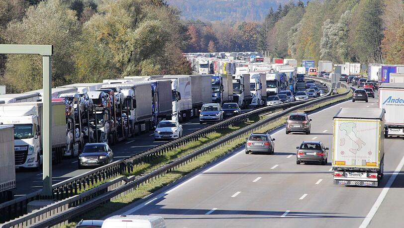 Zahlreiche Lastwagen stauen sich kilometerlang im Inntal auf der Autobahn 8 in Richtung Österreich. (Symbolbild)