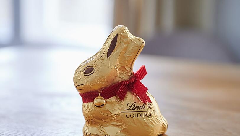 Ein sogenannter Goldhase der Firma Lindt steht auf einem Tisch. (Symbolbild)