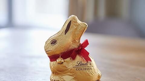 Ein sogenannter Goldhase der Firma Lindt steht auf einem Tisch. (Symbolbild)