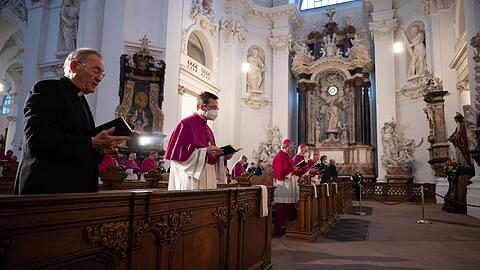 Bernhard Haßlberger (l) und weitere Bischöfe nehmen an einem Gottesdienst teil.