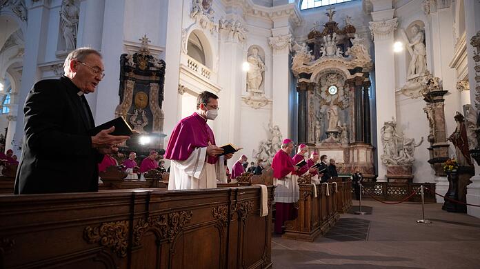 Bernhard Haßlberger (l) und weitere Bischöfe nehmen an einem Gottesdienst teil.