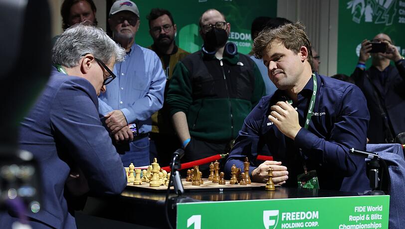 Magnus Carlsen trat zur Blitzschach-WM doch an, in Jeans.