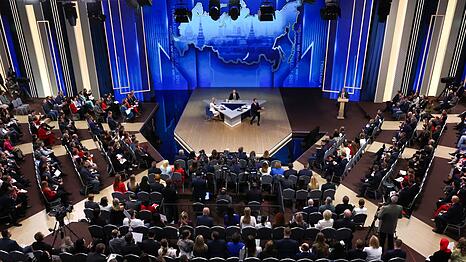 Journalisten und russische B&uuml;rger lauschen stundenlang dem Kremlchef.