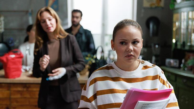 "Unter uns": Ronja (v.) f&uuml;hlt sich in der Familienwohnung der G&uuml;leks etwas au&szlig;en vor.