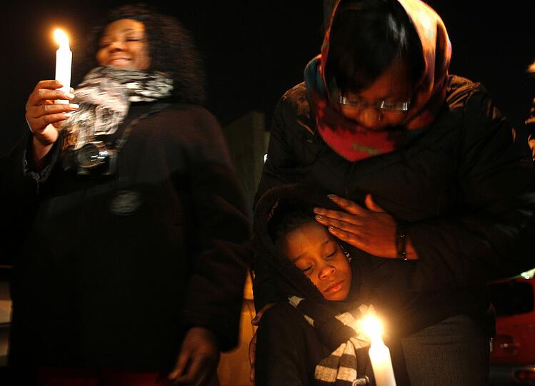 Die Leiche der Popsängerin Whitney Houston wurde am Montag in ihre Heimat New Jersey überführt, wo die Sängerin im Kreise ihrer Familie beigesetzt werden soll. Die Trauer in Houstons Fangemeinde über den plötzlichen Tod der Ausnahmekünstlerin ist groß - die Bilder.