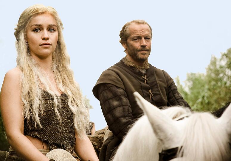 Blonde Schönheit: Emilia Clarke und Iain Glen