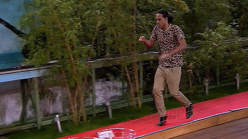 Männer in Stöckelschuhen, Fancy verlässt das Haus und Königin Marijke versammelt ihre Tafelrunde. Weitere Bilder von Tag 13 im Big Brother Haus.