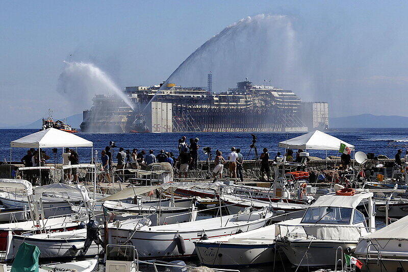 Die Costa Concordia verlässt endlich Giglio - Die Bilder von der letzten Reise zum Abwracken.