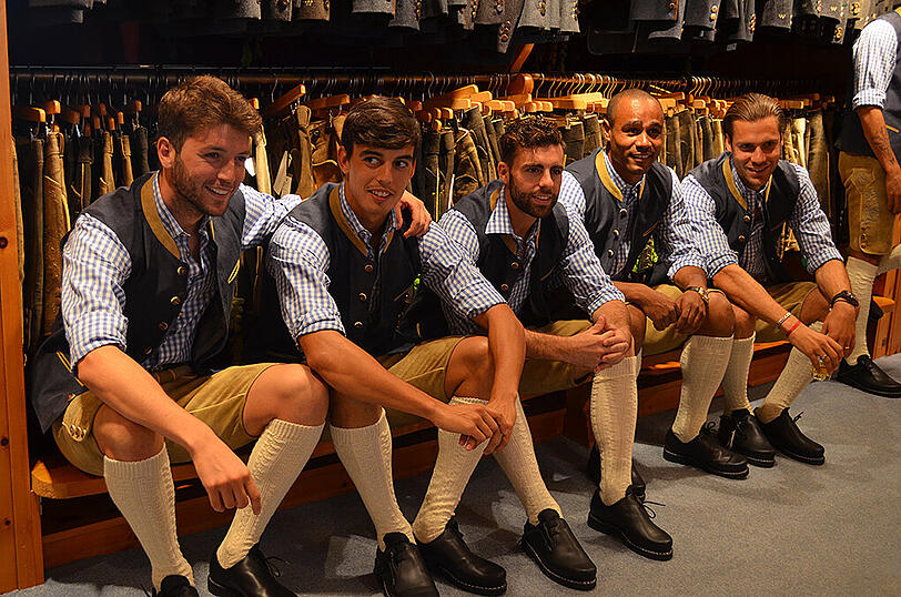 So schneidig sind die Löwen: Die Bilder von der Wiesn-Einkleidung bei Lodenfrey.