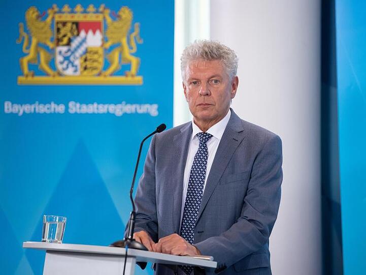 Dieter Reiter (SPD) steht hinter einem Pult. Foto: Sven Hoppe/dpa-pool/dpa/Archivbild