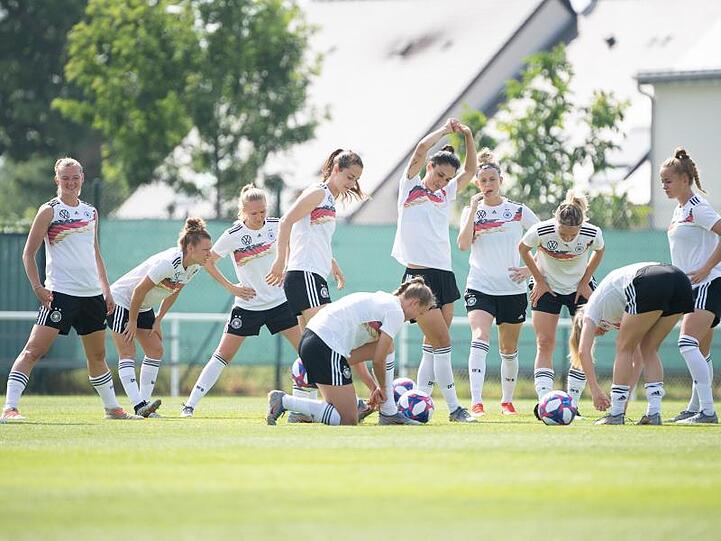 Die deutschen Nationalspielerinnen müssen bei der EM gegen Schweden die Hürde ins Halbfinale nehmen.