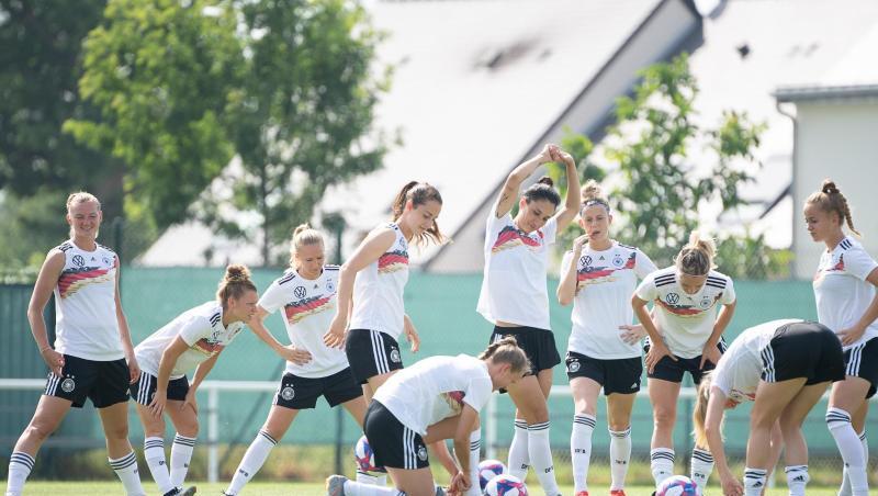 Die deutschen Nationalspielerinnen müssen bei der EM gegen Schweden die Hürde ins Halbfinale nehmen. Die deutschen Nationalspielerinnen müssen bei der EM gegen Schweden die Hürde ins Halbfinale nehmen.
