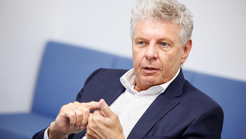 Dieter Reiter (SPD), Oberbürgermeister von München, spricht während eines Interviews.