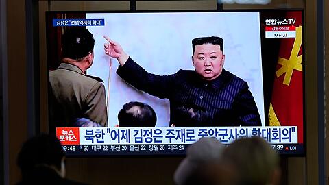 Ein Fernsehbildschirm im Bahnhof von Seoul zeigt den nordkoreanischen Führers Kim Jong Un während einer Nachrichtensendung.