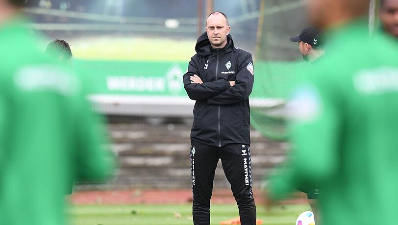Werder Trainer Ole Werner schaut seinen Spielern beim Training zu.
