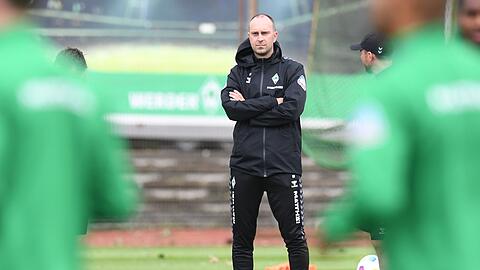 Werder Trainer Ole Werner schaut seinen Spielern beim Training zu.