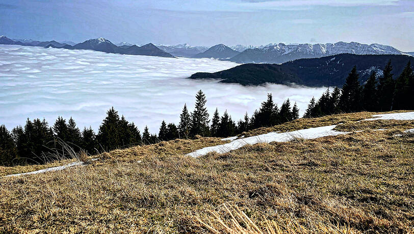 Unten schlechtes Wetter, oben Sonne überm Nebelmeer: Da kommt beim Wanderer am Hörnle Euphorie auf. Unten schlechtes Wetter, oben Sonne überm Nebelmeer: Da kommt beim Wanderer am Hörnle Euphorie auf.