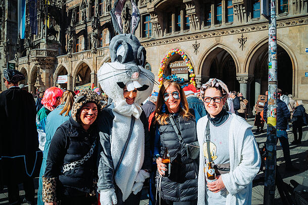 Vor dem Ratskeller auf dem Marienplatz tummeln sich viele kostümierte Münchner.