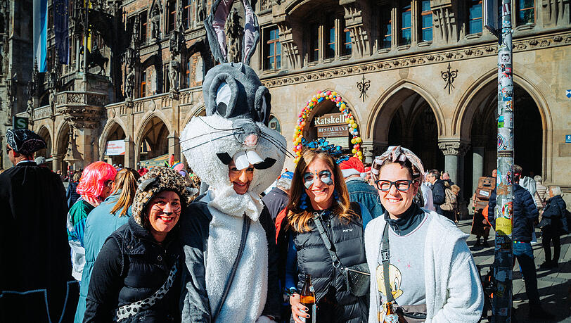 Vor dem Ratskeller auf dem Marienplatz tummeln sich viele kostümierte Münchner. Vor dem Ratskeller auf dem Marienplatz tummeln sich viele kostümierte Münchner.