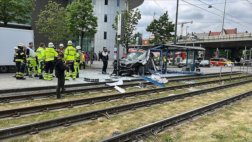An der Ecke Arnulfstraße/Donnersbergerstraße ist ein Auto in das Wartehäuschen einer Trambahn-Haltestelle hineingefahren.