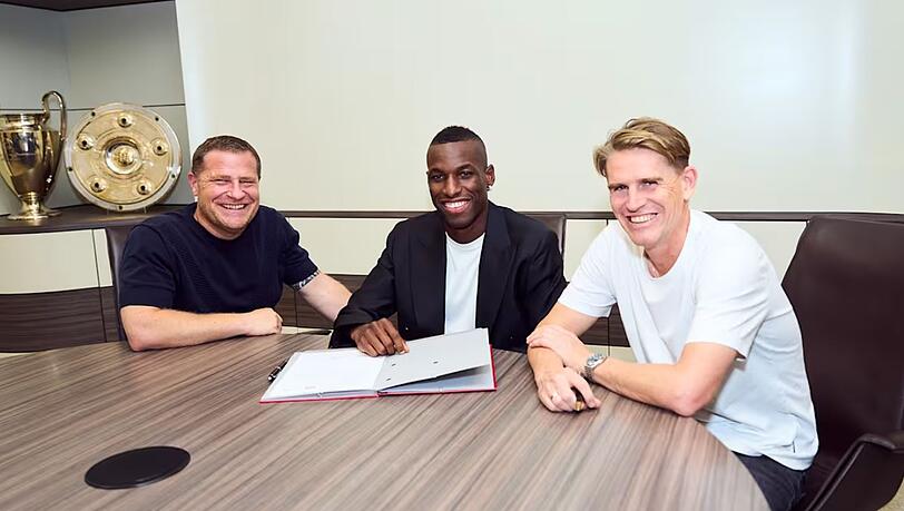 Nicolas Jackson (M.) mit Max Eberl (l.) und Christoph Freund.