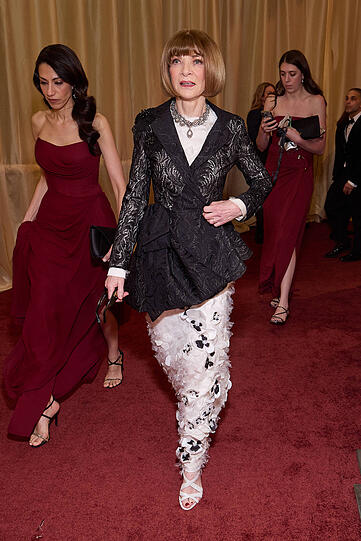 Anna Wintour: Die Mode-Ikone macht es vor, wie ein Zweiteiler zum Hingucker wird. Luxuriöse Stoffe unterstreichen die Taille der ehemaligen Vogue-Chefin. Anna Wintour: Die Mode-Ikone macht es vor, wie ein Zweiteiler zum Hingucker wird. Luxuriöse Stoffe unterstreichen die Taille der ehemaligen Vogue-Chefin.