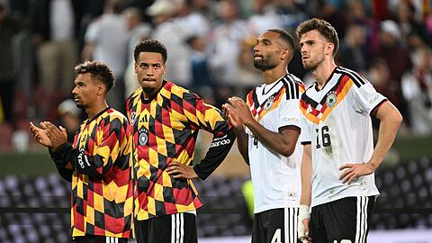 Frustrierte deutsche Spieler nach dem Schlusspfiff.
