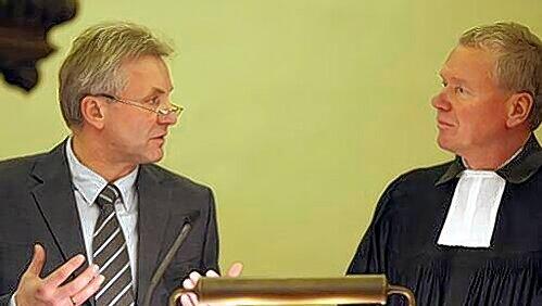 "Ich weiß, wie man den Herrn Pfarrer tröstet: Trainer Benno Möhlmann (l.) und MSV-Fan Johannes Mann. "Ich weiß, wie man den Herrn Pfarrer tröstet: Trainer Benno Möhlmann (l.) und MSV-Fan Johannes Mann.