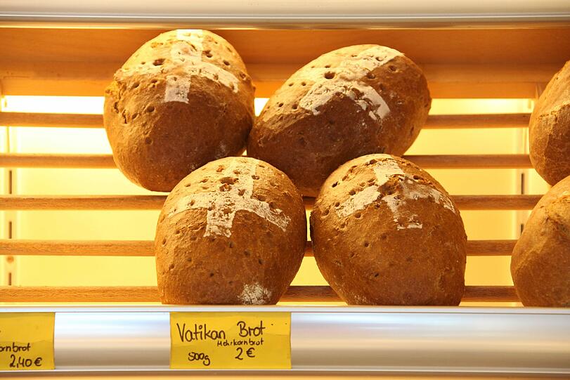 "vatikan-Brot" liegt in der Bäckerei von Ralf Winzenhörlein zum Verkauf aus. Nebenbei muss er im Chemiewerk arbeiten.