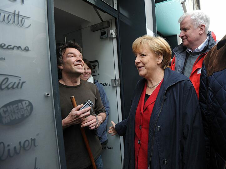 Angela Merkel (CDU) und Horst Seehofer (CSU) besuchen das überflutete Passau. Den Hochwasser-Opfern wurde schnelle Hilfe zugesichert.